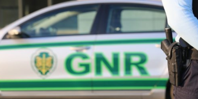 Adolescentes de 17 anos assaltam jovem com arma branca em Mafra