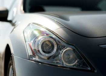 Criança de três anos abre a porta e cai de carro em andamento