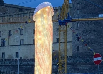 “Tu és uma coisa grande”: Escultura com formato fálico está a chocar moradores e turistas de Nápoles