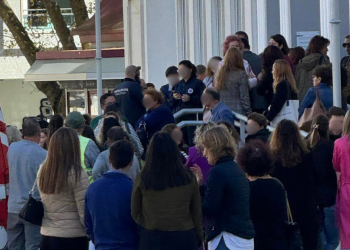 Homem armado com catana invade a Câmara Municipal de Torres Vedras e faz quatro feridos