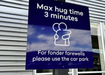 Nova medida do Aeroporto da Nova Zelândia limita tempo de despedida dos passageiros com os familiares.