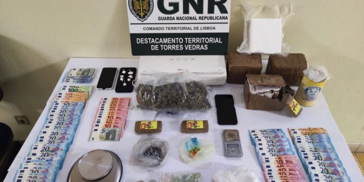 Dois detidos por tráfico de mais de 10 mil doses de droga em Torres Vedras e Lourinhã