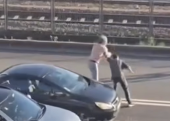 Vídeo: Discussão no trânsito leva a cenas de pancadaria entre condutores