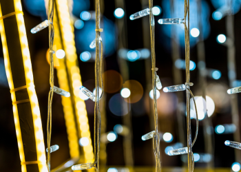 Menino de 5 anos sofre choque elétrico depois de tocar em iluminação de Natal