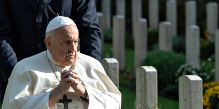 Papa Francisco sofre ferimento após queda no Vaticano