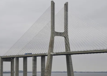 Vídeo: Camião capota na Ponte Vasco da Gama devido ao mau tempo