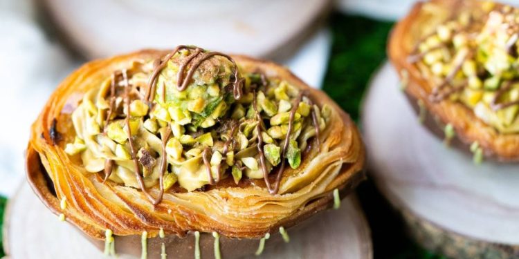 Ovo da Páscoa feito de Pastel de Nata e Chocolate do Dubai? Sim, existe!