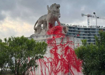 Estátua do leão junto ao Estádio de Alvalade pintada de vermelho