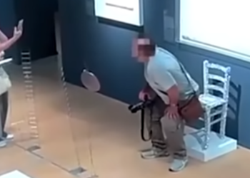 Vídeo: Turista destrói cadeira de cristal ao tentar tirar fotografia