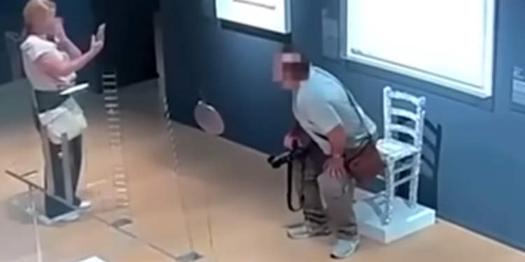 Vídeo: Turista destrói cadeira de cristal ao tentar tirar fotografia