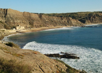 Derrocada em praia da Lourinhã leva ao corte de acesso automóvel