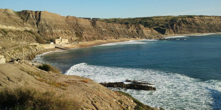 Derrocada em praia da Lourinhã leva ao corte de acesso automóvel
