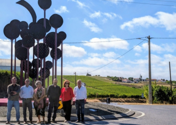 Inaugurada escultura “Lollipop” como homenagem à produção de vinho na Região Oeste