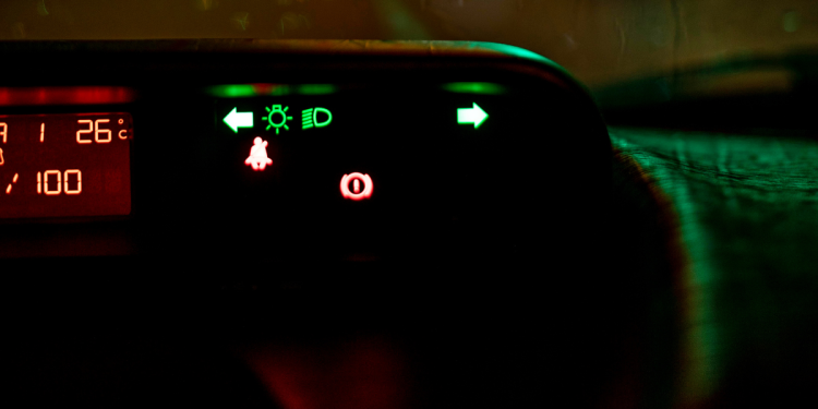 Homem esquece-se da mulher em estação de serviço e só se percebe 300kms depois