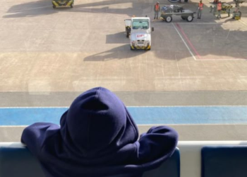 Casal abandona filho de 10 anos em aeroporto para não perderem férias