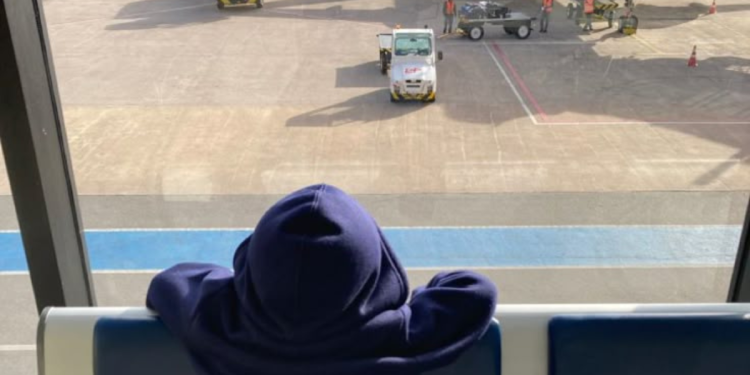 Casal abandona filho de 10 anos em aeroporto para não perderem férias