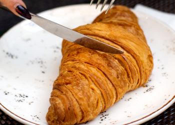 Pastelaria cobra 10 cêntimos para cortar croissant ao meio e gera polémica