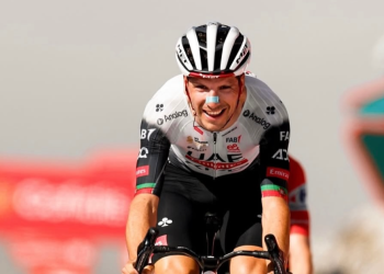 João Almeida celebra histórico 2º lugar na Vuelta em pódio improvisado devido a manifestações pró-palestina