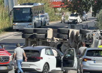Colisão entre camião e carro corta trânsito à entrada do Turcifal